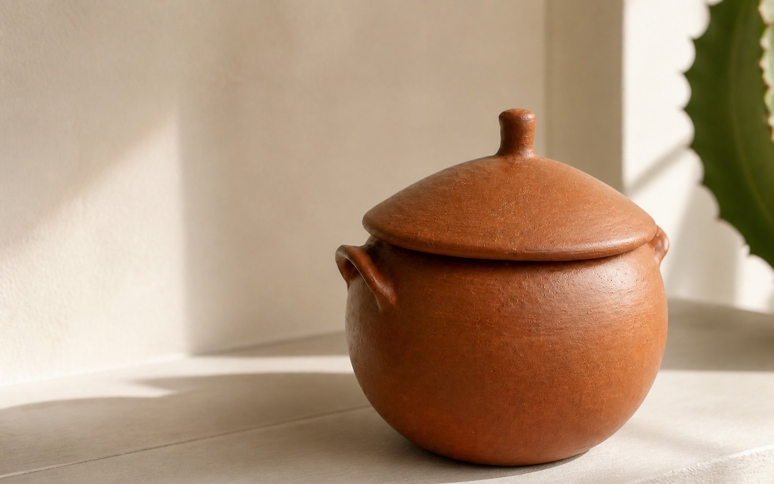 Panela de barro artesanal sobre uma mesa